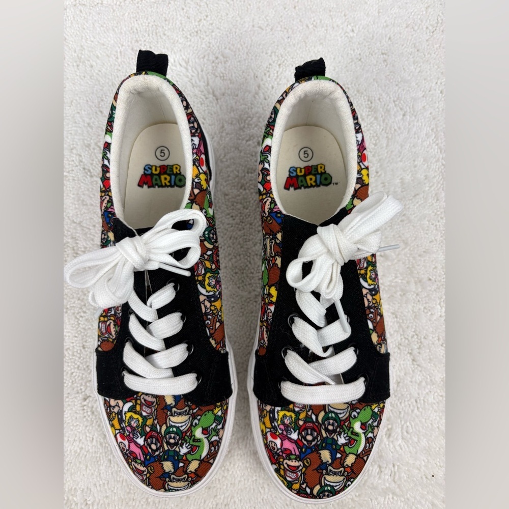 NWOT Ground Up Nintendo Super Mario Bros. Sneakers-Size: Big Boys 5-Lace-Up